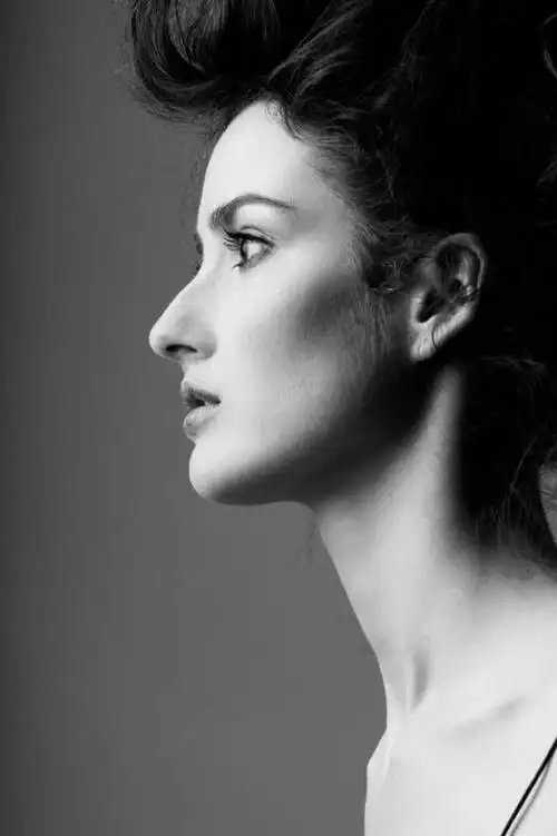 西方人,一个人,站,竖图,黑白,室内,白天,侧面,欧洲,欧洲人,仅一个年轻