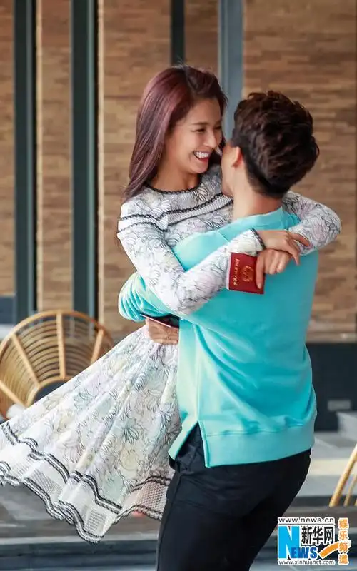 刘涛马天宇愚人节"领证" 片场互动晒亲密