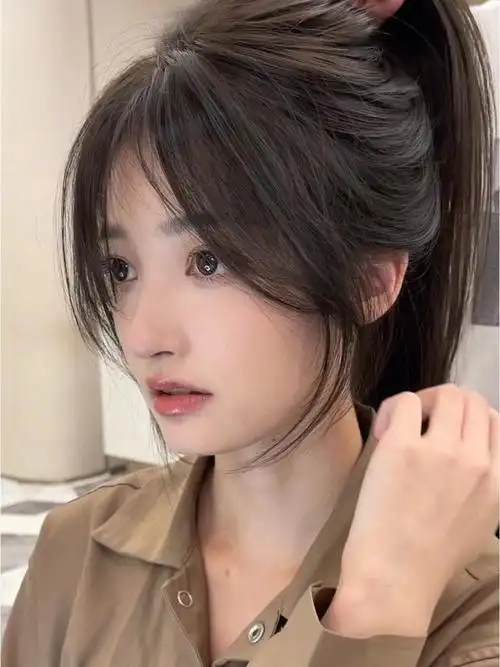 还很清纯大方,修脸效果还特别好偏分的斜刘海搭配高马尾发清新可人将