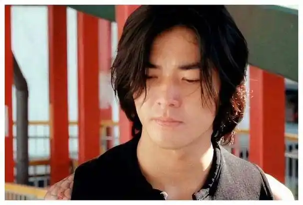 56岁郑伊健回港,与好友心不在焉,近照惊现憔悴,疑似素人形象?