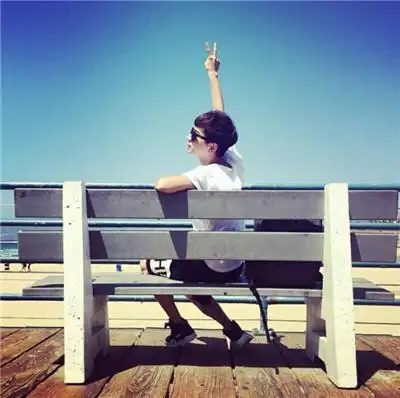 青春洋溢的男生背影微信头像