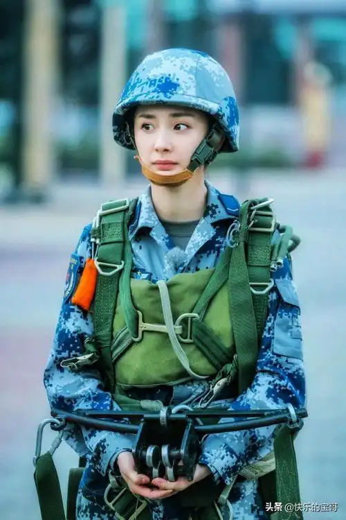 杨幂这一身军装,可谓英气逼人刘诗诗是娱乐圈里出了名的气质型美女,多