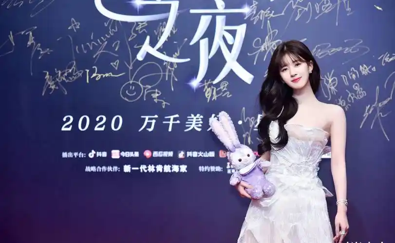 原创赵露思婚纱写真白色抹身材拖地婚纱礼服高贵优雅头顶蝴蝶结像头纱