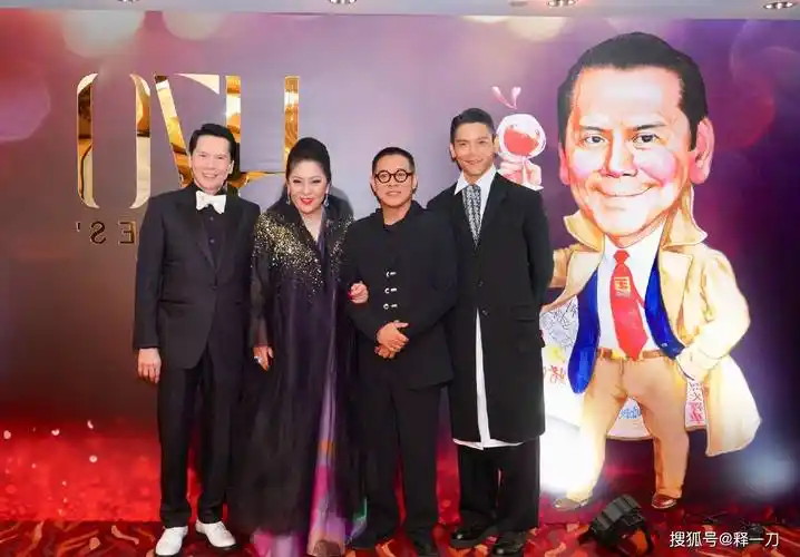 李连杰与向佐一家开心聚会,染黄发戴大花超时尚,健康状况极佳_小奶