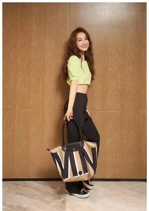 37岁吴昕真是让人惊艳,穿蓝色丝绸露脐套装,小秀马甲线好迷人_舞台_穿