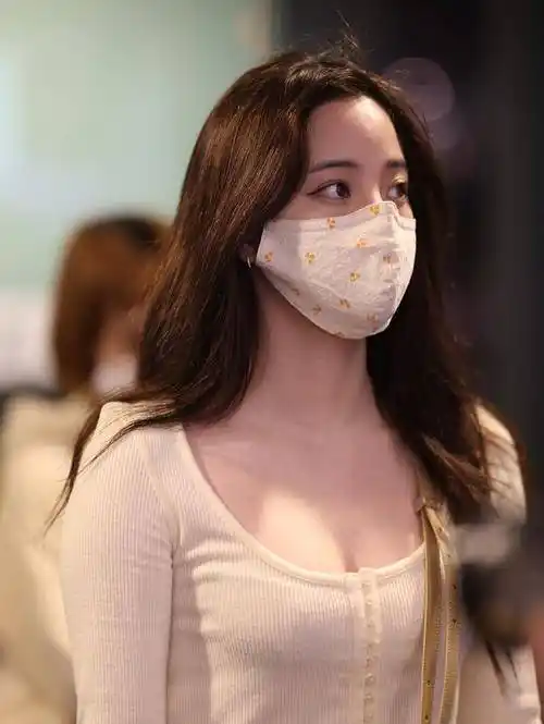 欧阳娜娜身材真有料,紧身衣下事业线尽显,可爱又迷人_短裙_时尚_上衣