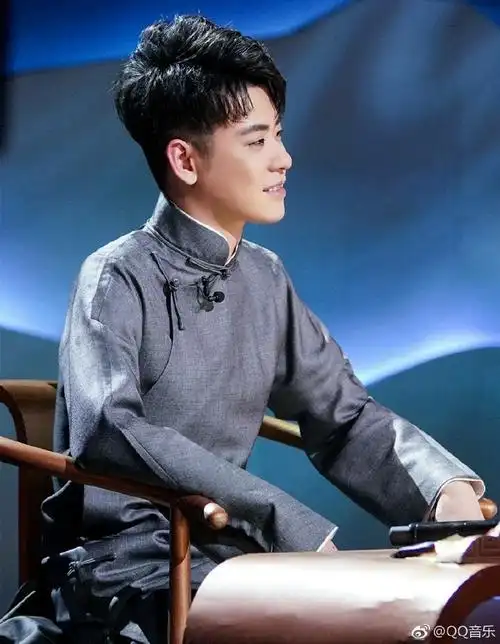 二爷张云雷,很有个性,也很有人情,喜欢刘丰,一点也不遮掩,可能也就是