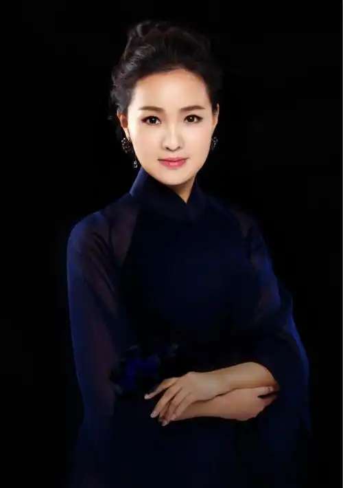 雷佳:38岁获得博士学位,事业巅峰嫁入豪门,丈夫身份不简单