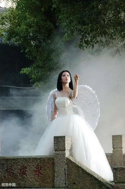 神仙姐姐姐刘亦菲变身天使白色的,抹胸裙还加一个翅膀,不知道这是女