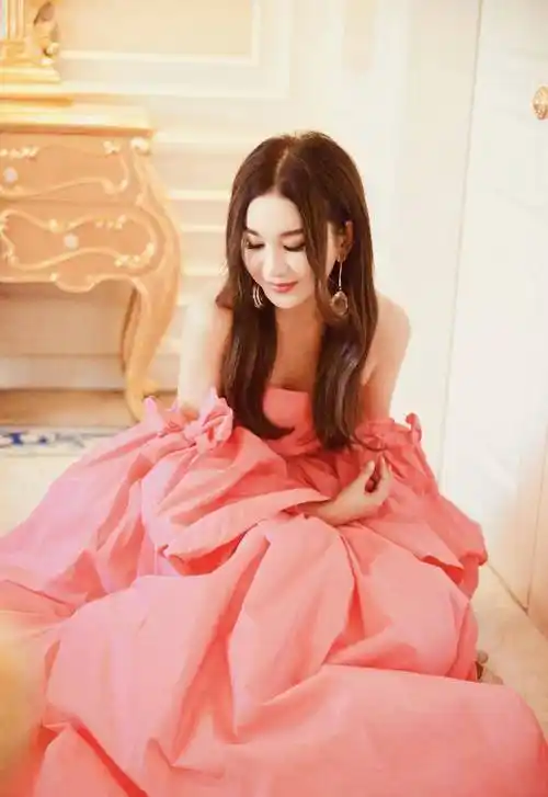 温碧霞好似小公主,穿粉色抹胸礼服裙出镜,比年轻女孩还迷人_裙摆_剪裁