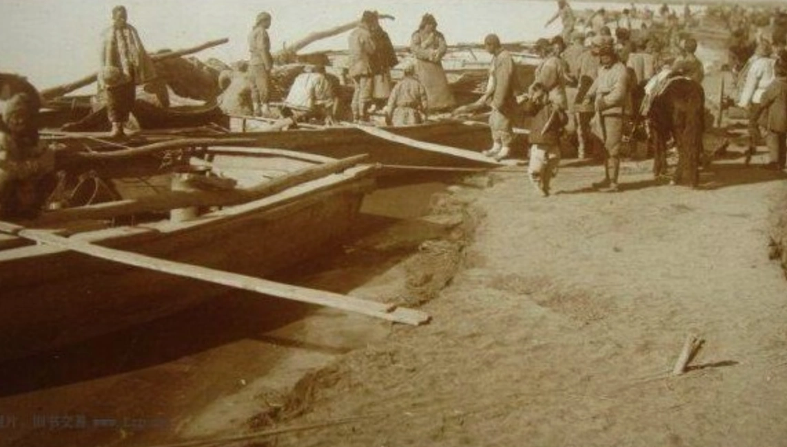 民国时期的黄河码头,繁忙的一天才刚刚开始,我们可以看见喧闹的码头边