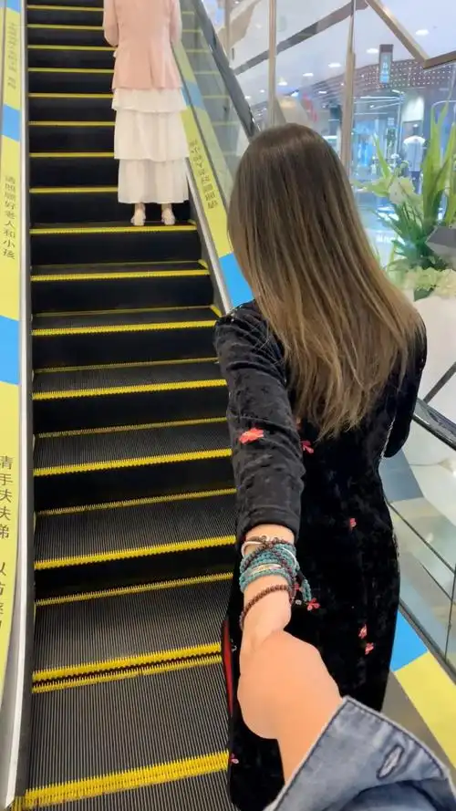 牵着女朋友逛街,然后感觉,我在不在是不是都挺无所谓的!