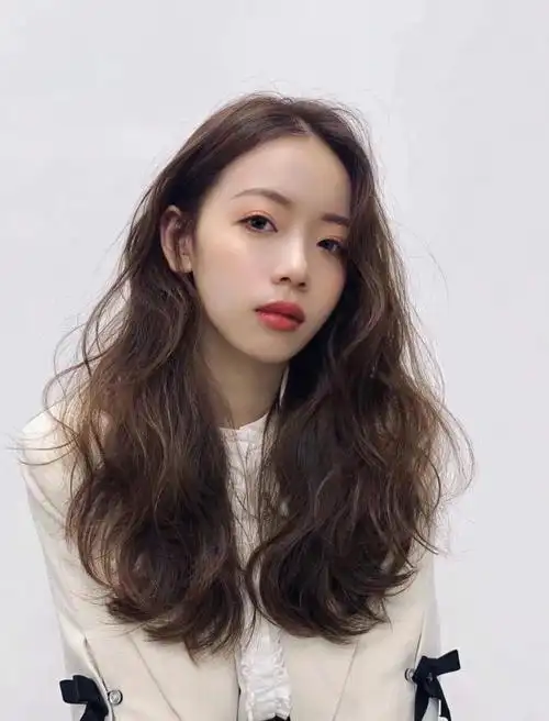 服装百搭烫发#揭阳染发  #显白发色  #法式慵懒卷发  #免打理烫发