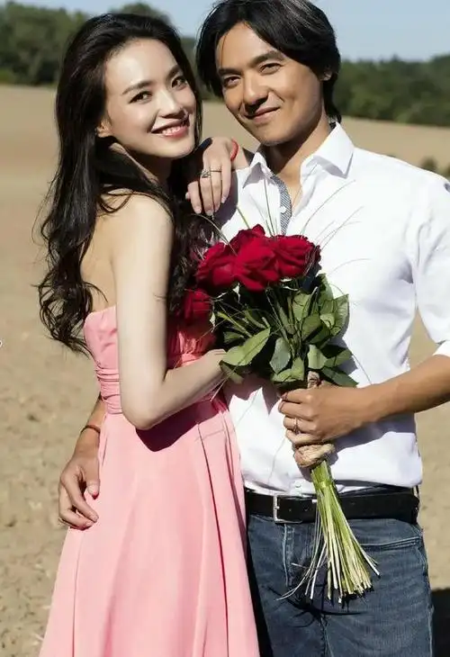 舒淇晒照庆祝结婚纪念日,冯德伦布置现场隆重如婚礼,林心如出席