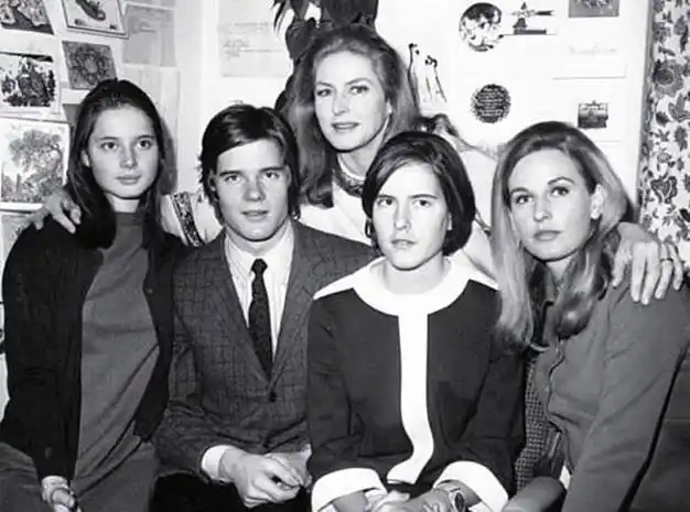 英格丽·褒曼生了四个孩子(两段婚姻),其中伊莎贝拉与伊斯塔是双胞胎.