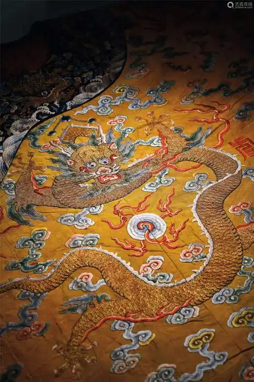 清68乾隆御制明黄色缎绣云龙十二章纹龙袍