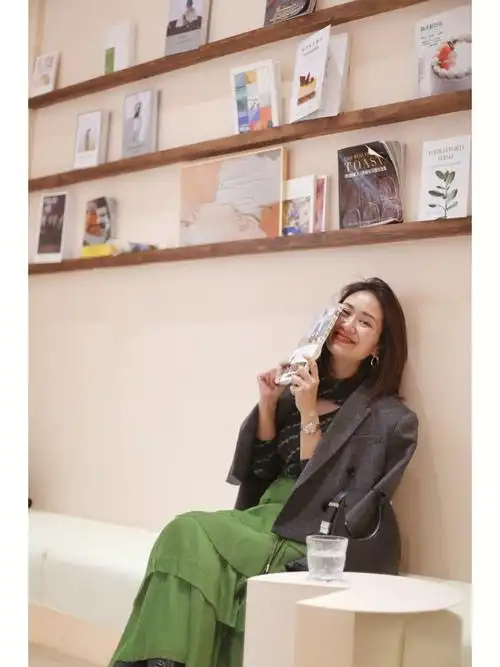 最近特别流行"中年少女"一词最近看黄澜的《不负热爱》中提到了"中年