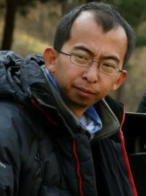 回顾丑星巨兴茂7年赚亿万身家成知名导演娶美娇妻改善基因