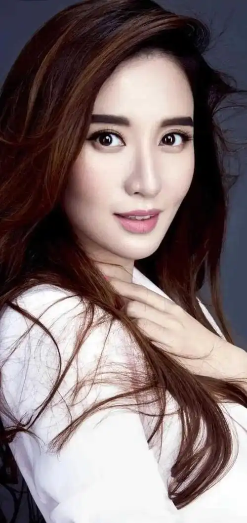 张萌中国内地女模特演员制片人主持人钢琴教师歌手