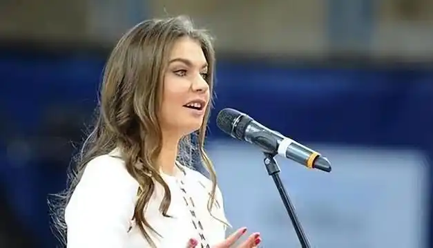 她是普京"绯闻女友",被赞性感尤物,未婚生3子,孩子生父成谜