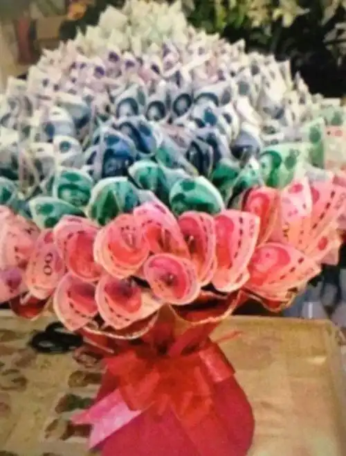 用钱做花束的图片