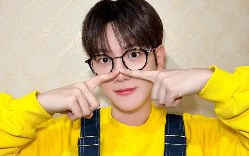 边伯贤穿着小黄人的衣服 在粉丝见面会上跳loveable 真的太可爱了