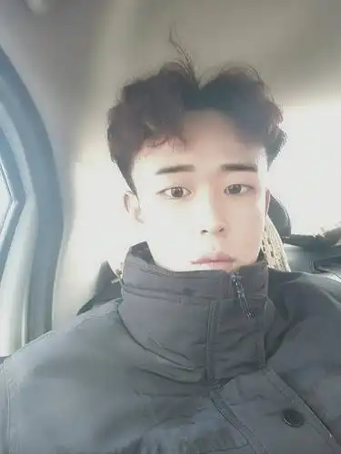 你们感觉这个男孩子怎么样,19岁同龄适合当男朋友吗,请各位实说