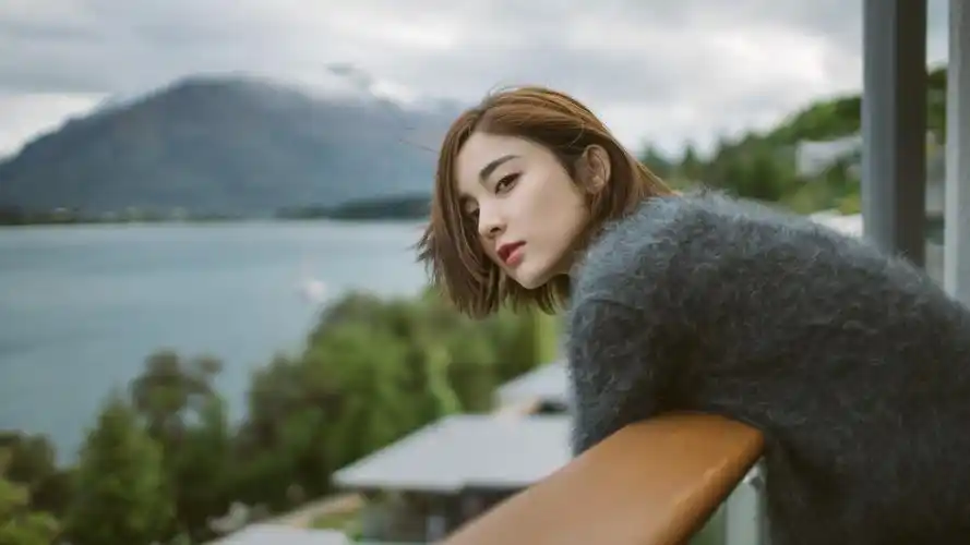 娜扎曝一组短发美图凭栏远望文艺范儿十足