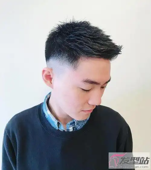 男生两边掏空的发型 纹理剪裁帅气登场击退厚重感