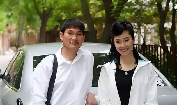 草根歌手于文华:力捧大衣哥错过尹相杰,被丈夫抛弃二婚嫁给网恋