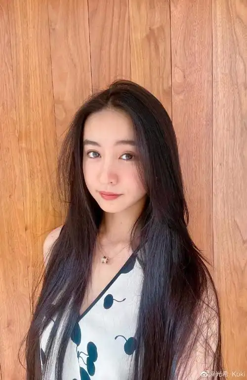 木村光希晒清纯美照披柔顺长发笑容甜