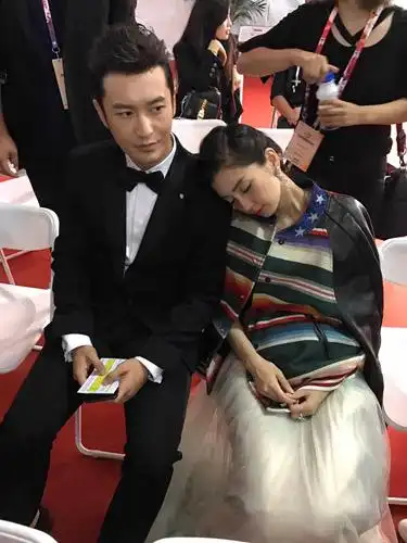 滚动新闻【摘要】        10月8日是黄晓明和angelababy世纪婚礼一