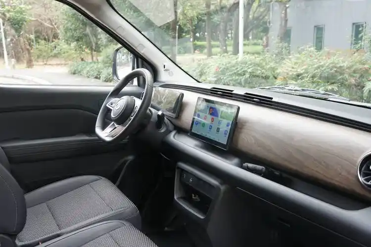 瑞驰ec75长续航版内饰的设计,质感,在物流车领域中表现亮眼.