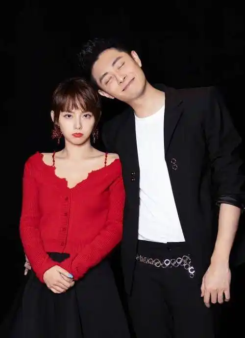 夫妻同框,戚薇李承铉女帅男美,张嘉倪买超甜分超标_明星_西装_妻子