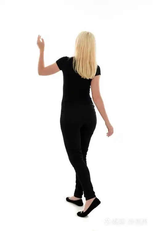 站立的姿势在白色演播室背景