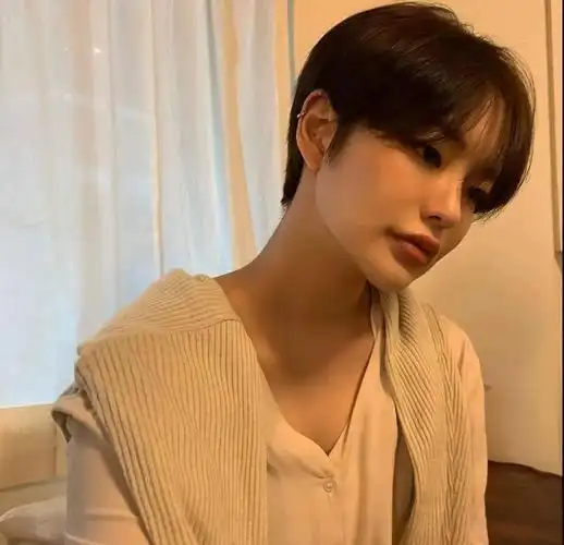 露耳超短发减龄绝对的神