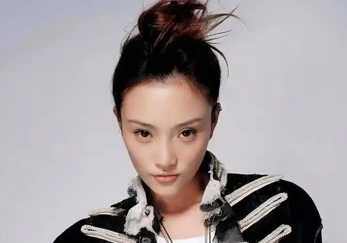 原创李小璐分手后依然少女范十足近日晒豪宅土豪金装饰太奢华了