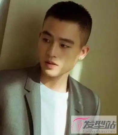 层次感板寸头适合男生的板寸头主要有层次感板寸头,时尚板寸头,两边剃