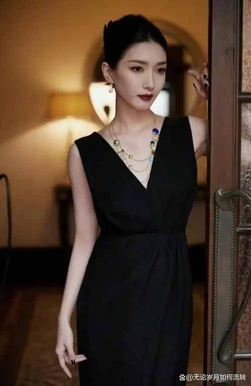 照片中,江疏影一身黑色露背无袖连衣裙尽显成熟美丽的女人味.
