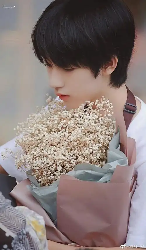 贺峻霖高考结束后晒照#论一些贺峻霖和花的适配度,少年和花,太美毫怂