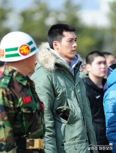 韩星玄彬军营照公开 被同期战友打量