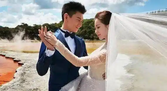 和周星驰分手后,朱茵结识了歌手黄贯中,后来两人喜结连理,周星驰彻底