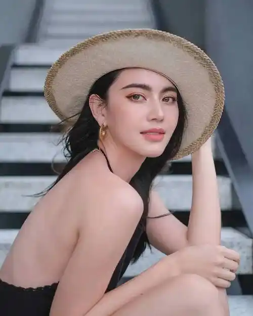 长腿混血泰国版迪丽热巴参加浪姐5和肖战合影堪称豪门姐弟