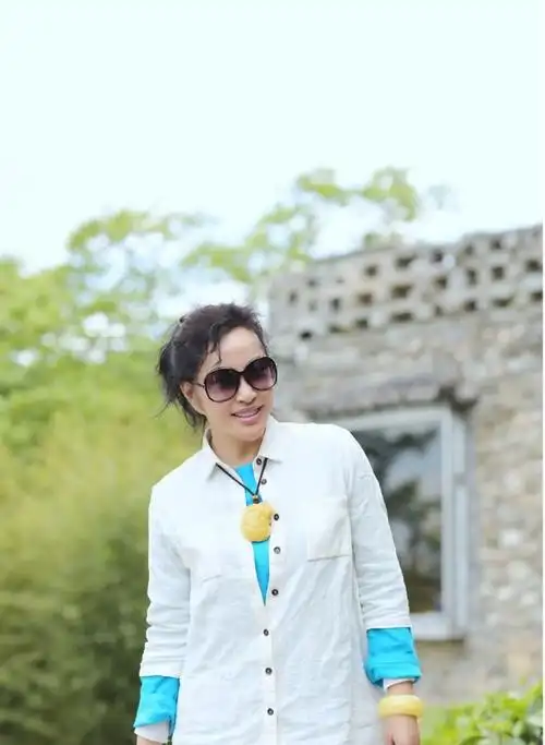 刘晓庆终于时髦一回叠穿白衬衫扎高马尾抗衰老我只服63岁的她