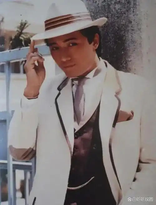 第三位:苗侨伟年轻的时候也是特别帅气,属于型男那种,演技精湛!