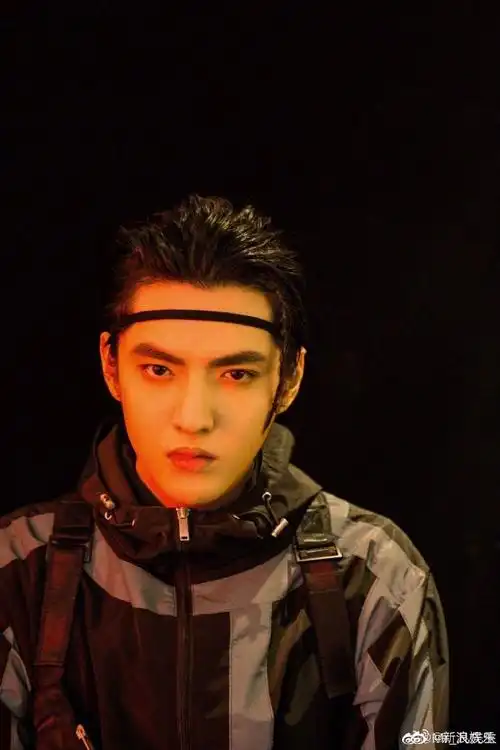 吴亦凡恋情# ,吴亦凡被拍到牵手#鹿依luna#(本名秦牛正威)之后,有