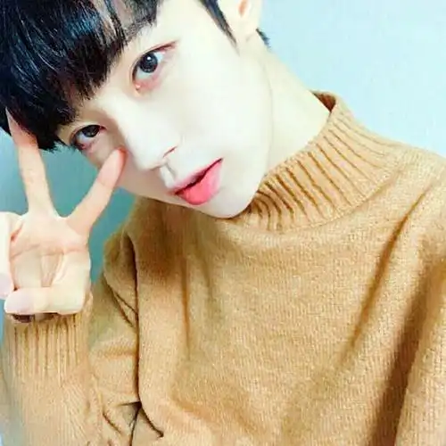 善良小伙剪刀手头像