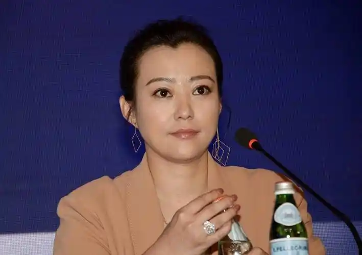 身材 郝蕾在国外彻底"放飞",素颜穿印花衫配印花裤,真实的样子最美