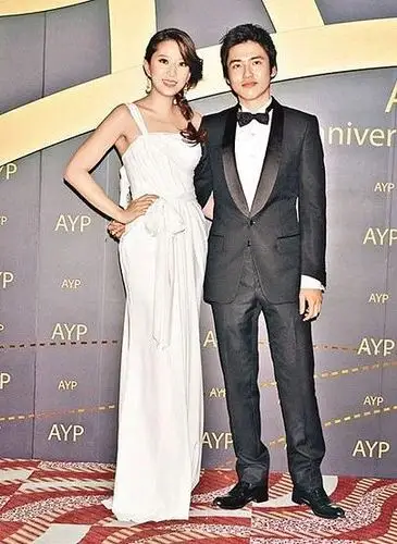 蔡加赞和汪圆圆一直爱的很高调,经常被媒体拍到牵手,喂饭等亲密行为.