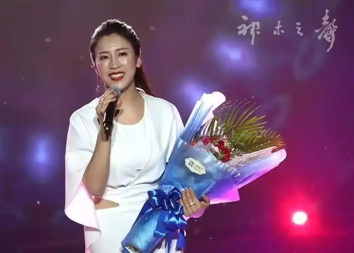 陕西美女郭涛圪梁梁神木演唱会现场版人美声甜唱得好